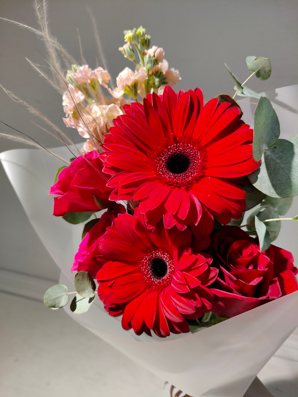 Стильный букет-кулек в яркой гамме (С0058)