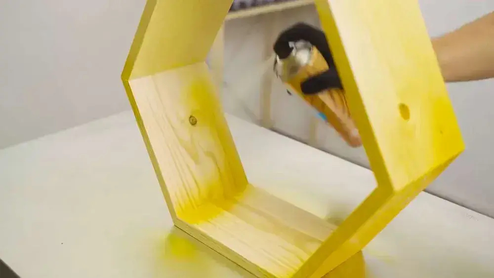 Лак акриловый глянцевый аэрозольный DECORIX в баллончике 520 мл прозрачный бесцветный для любых поверхностей