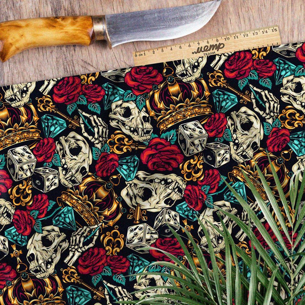 Ткань ниагара кости, розы, бриллианты и короны на чёрном фоне