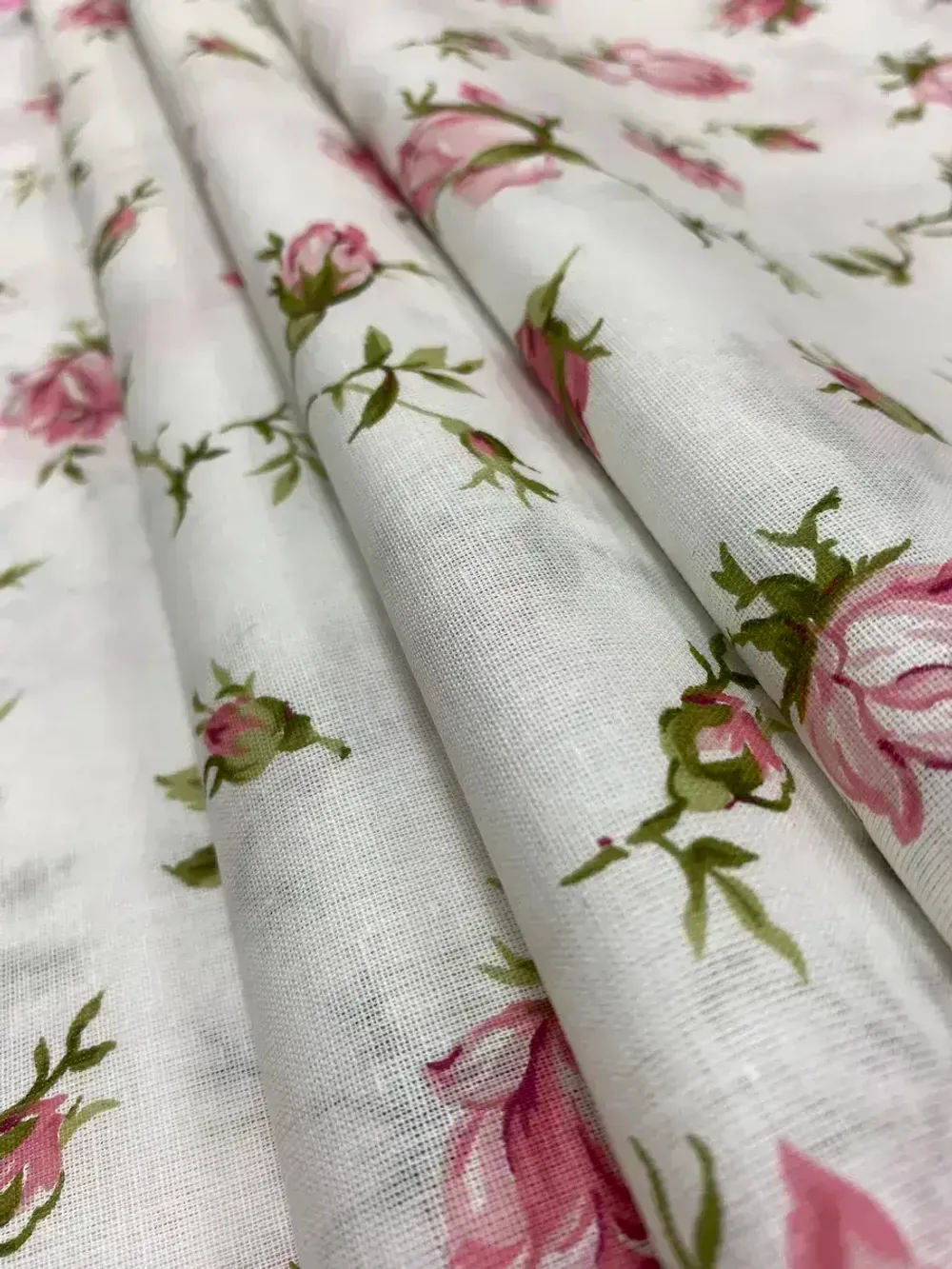 Декоративная наволочка с рюшами, оборками "Розовые бутоны" 50х70 см, 1 шт, без молнии