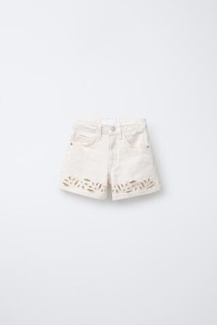 ZARA ДЖИНСОВЫЕ ШОРТЫ С ВЫШИВКОЙ, ЭКРЮ