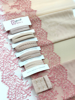 Кружево шантильи серебристый пион с малиновой ниткой неэластичное ширина 22 см длина 1.45 м