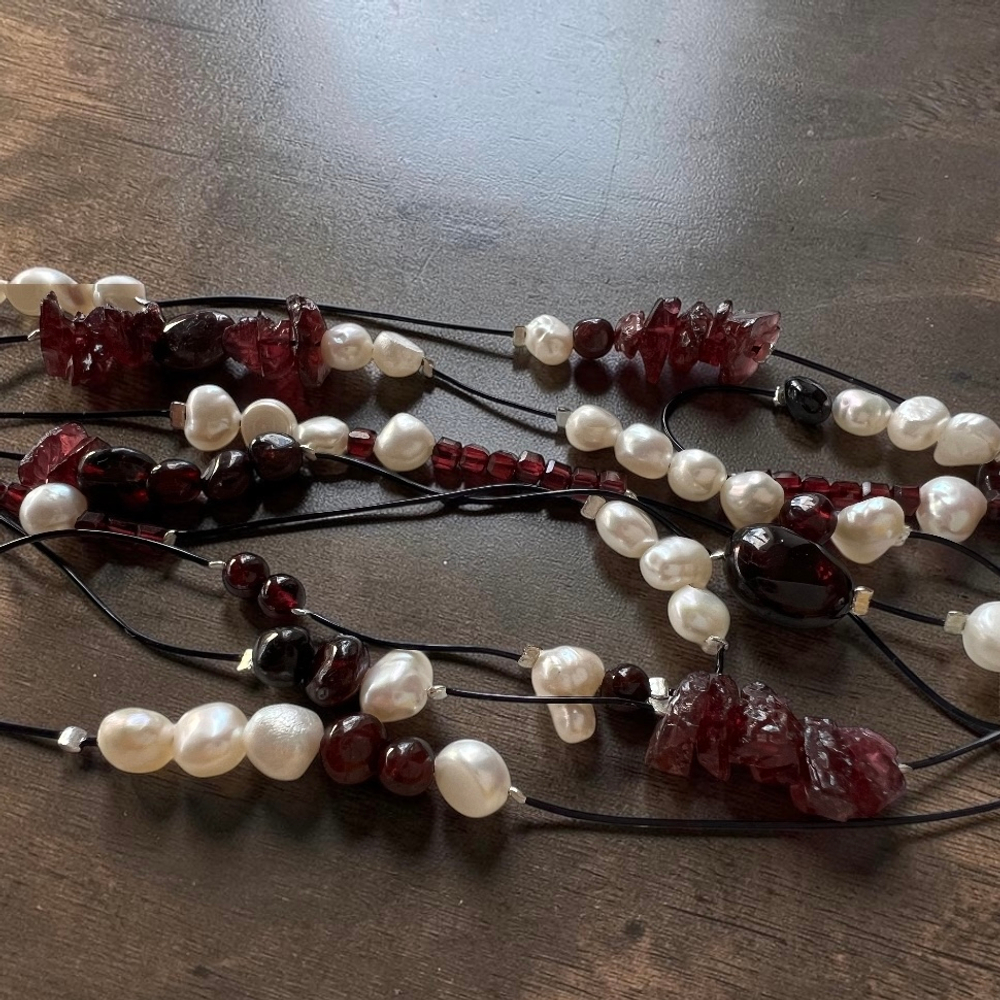 Колье на нити три ряда. Гранат трех видов: крошка, кубики в огранке и галтовка и Барочный жемчуг.