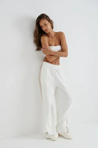 Широкие джоггеры без начеса с лампасами кремового цвета