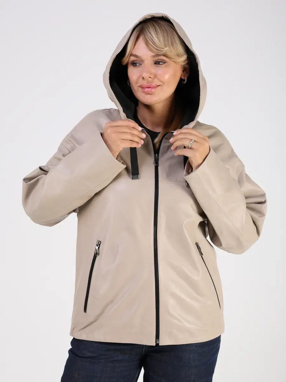 Кожаная куртка демисезонная с капюшоном короткая