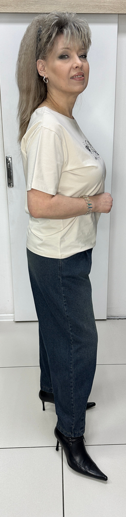 Джинсы-джоггеры темно-синего цвета.