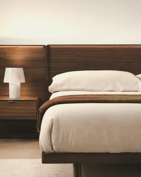 Кровать Norlen с 2 тумбочками из орехового шпона с темной отделкой LED 180 x 200 см