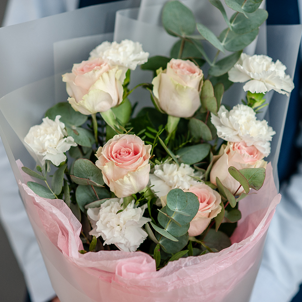 Букет с розовыми розами и белыми диантусами