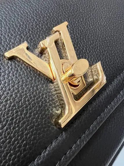 Сумка Louis Vuitton Lockme Chain East West черный