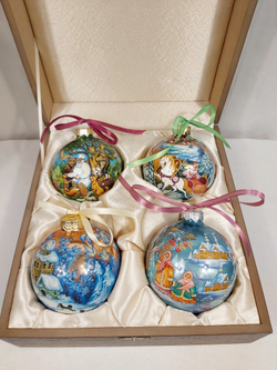 Сувенирный набор из 4-х новогодних шаров с ручной росписью