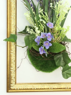 Искусственные цветы в багетной раме для декора