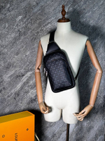 Сумка- слинг Louis Vuitton