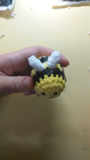 Вязаная игрушка ручной работы "Маленькая пчёлка"