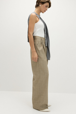 Брюки на поясе широкие