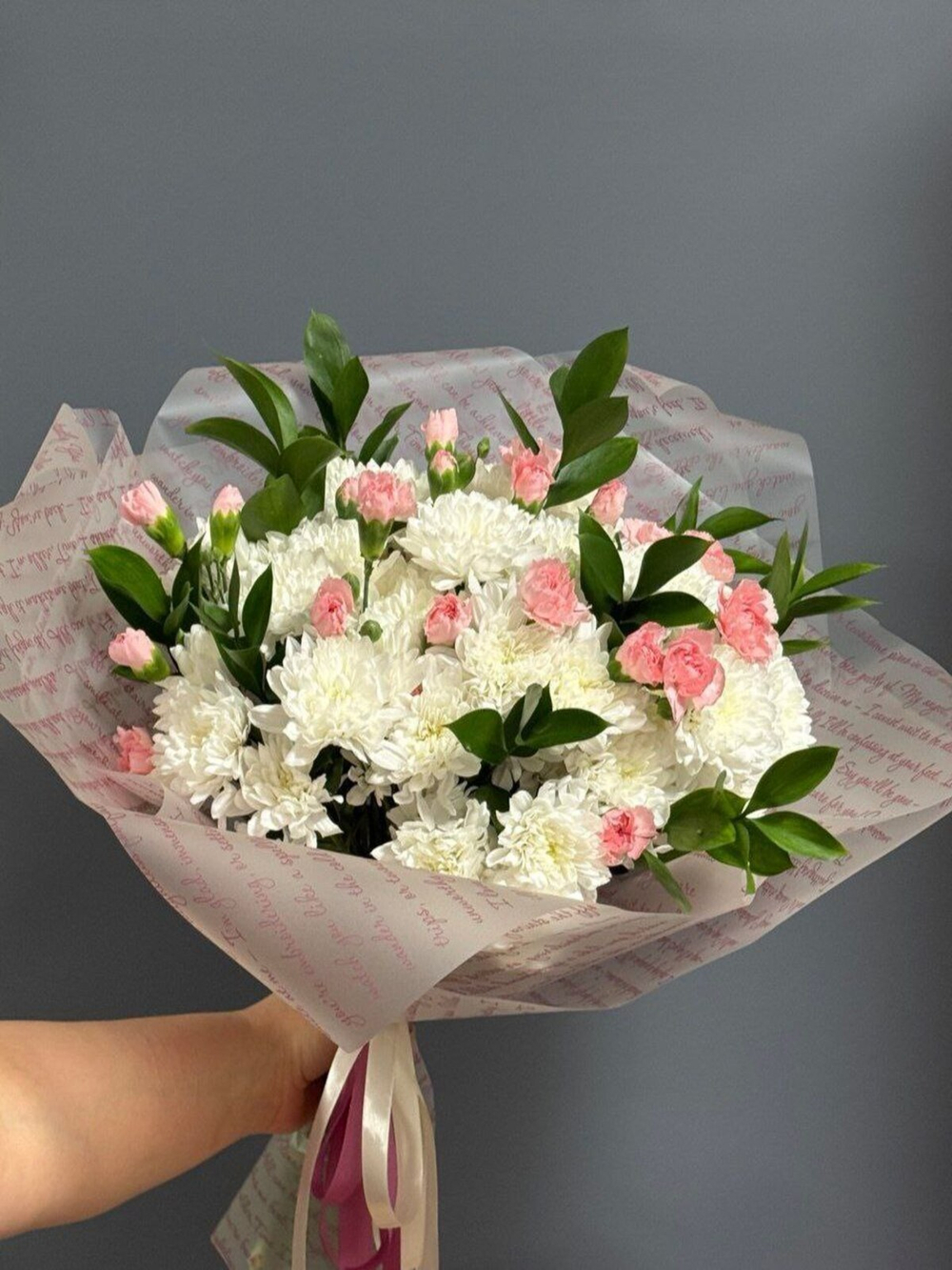 Букет из Хризантемы, Кустовых Диантусов, Рускуса