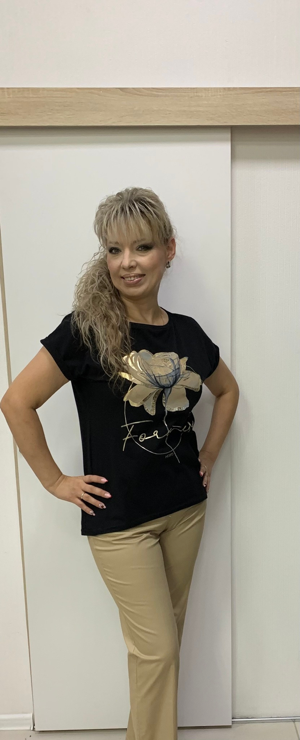 Черный блузон с бежево-золотым принтом в виде цветка