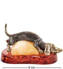 Народные промыслы AM- 573 Фигурка «Такса на подушке» (латунь, янтарь)