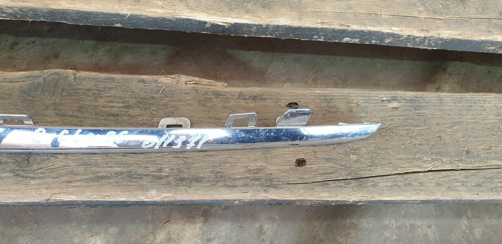 Молдинг решетки радиатора Mercedes C (W205) 14-18 Б/У Оригинал A2058880173