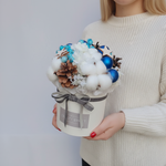 Новогодняя композиция из хлопка, шишек, сухоцветов и ёлочных украшений