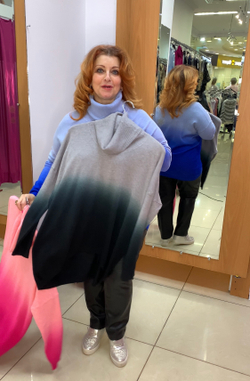 Тонкий свитер с переходом цвета.