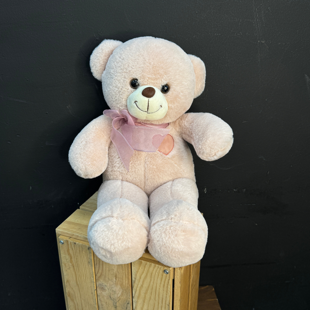 Медведь плюшевый розового цвета