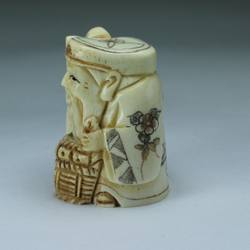 Нэцкэ Дзюродзин с посохом и корзиной рыбы