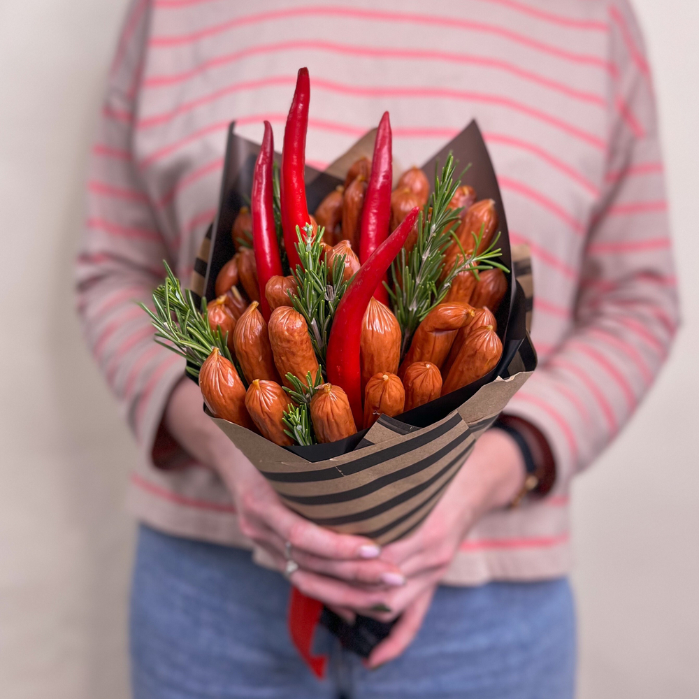 Мужской букет из колбасок, перцев чили, розмарина