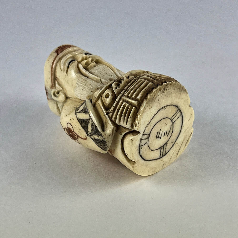 Статуэтка нэцкэ Старик с корзиной рыбы