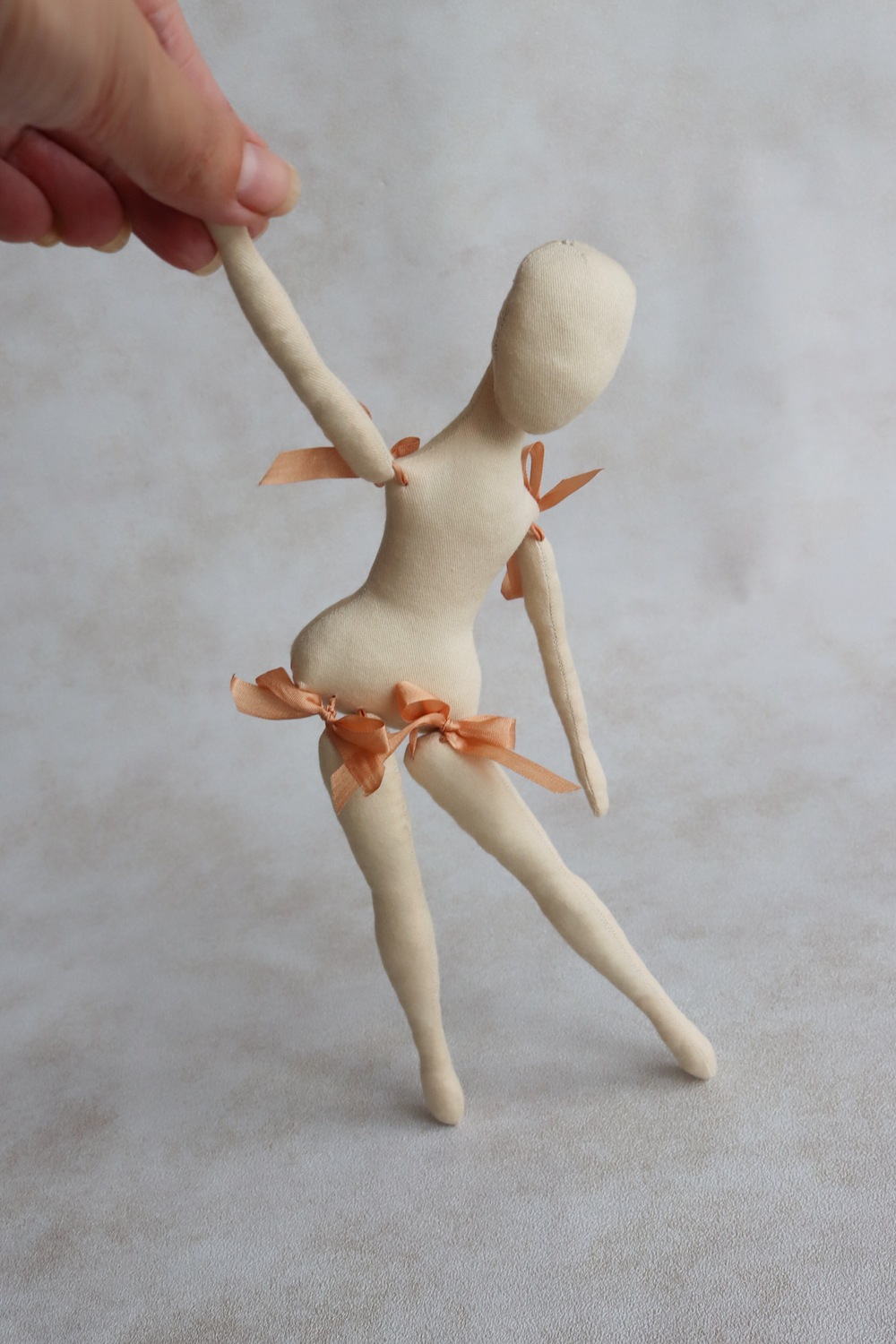 Арин. Электронная выкройка интерьерной куклы из текстиля для самостоятельного изготовления домашнего декора, елочных игрушек, подарков близким