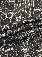 Жаккард хлопковый молочный с сине-коричневым абстрактным принтом