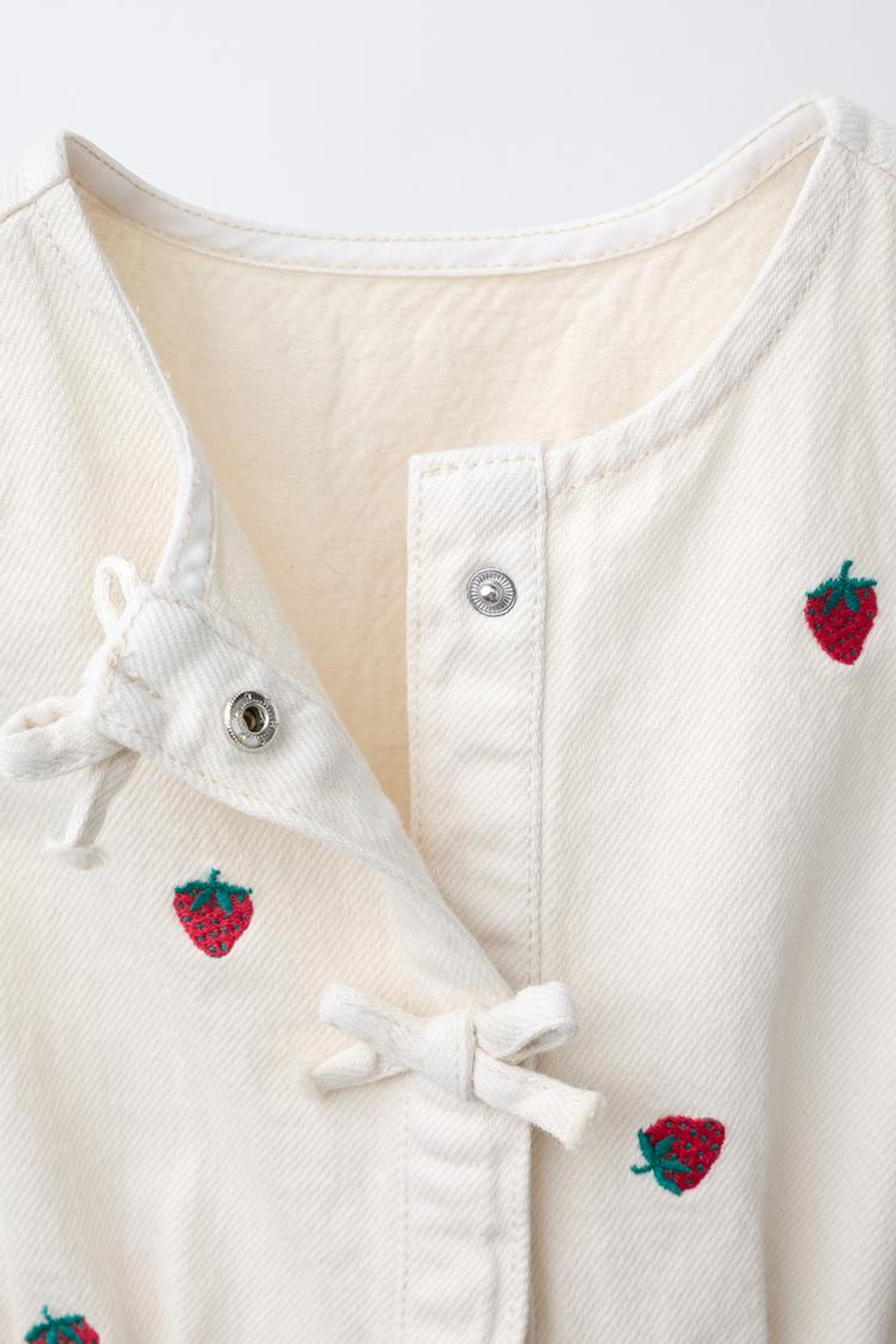 ZARA КОРОТКИЙ КОМБИНЕЗОН ИЗ САРЖИ С ВЫШИВКОЙ КЛУБНИКИ, ЭКРЮ