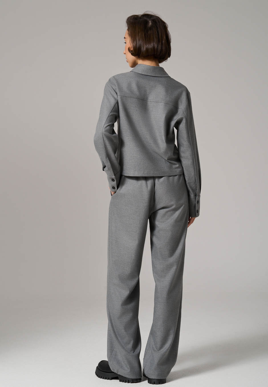 Брюки с поясом на резинке серые