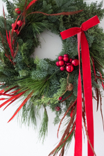 Рождественский венок с красным декором