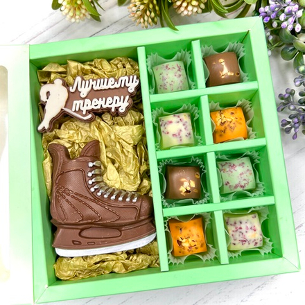 Шоколадный подарок "Лучшему тренеру. Хоккей": фигурка и 8 конфет ручной работы