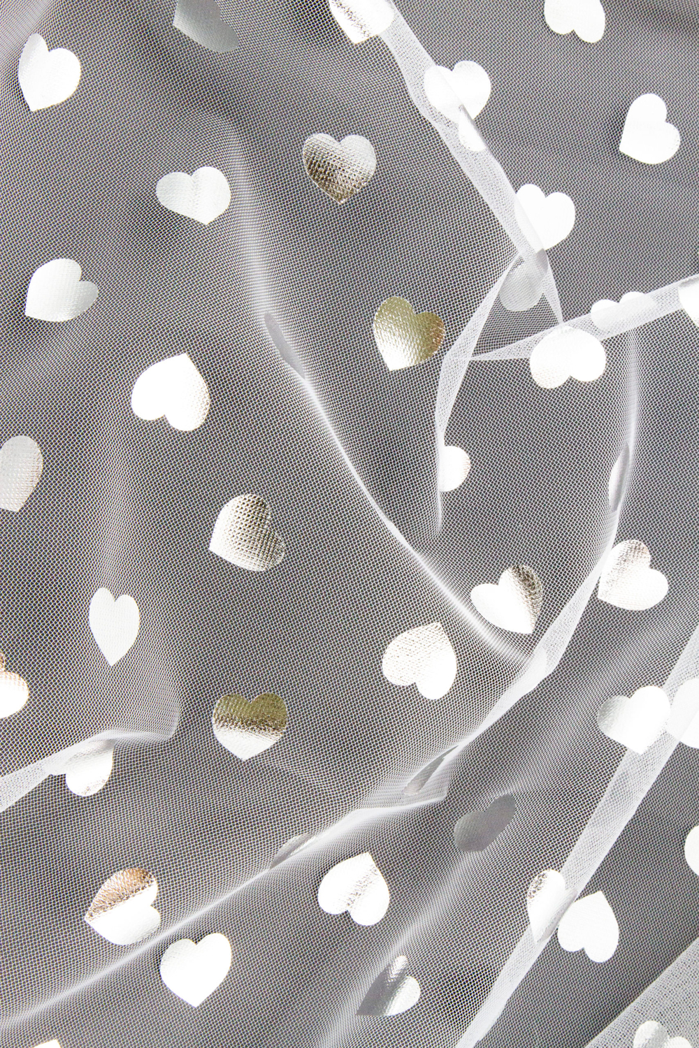 Фатин средней жёсткости фольгированный белый с серебристыми сердечками метражом