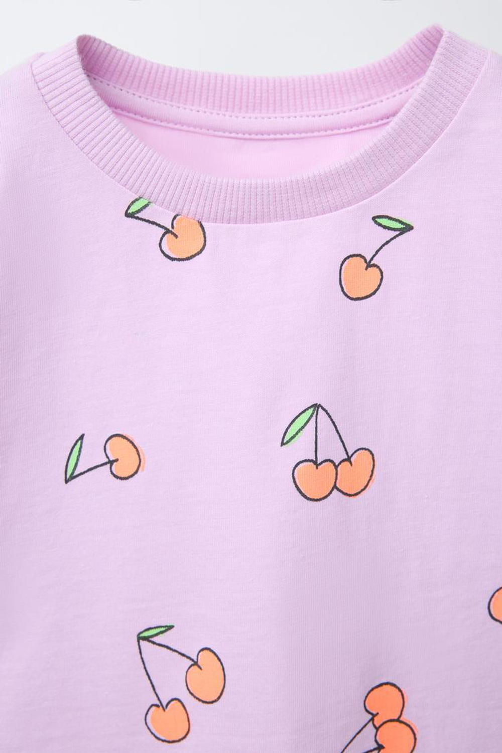 ZARA КОМПЛЕКТ ИЗ ФУТБОЛКИ И ШОРТОВ-БЕРМУДОВ В РУБЧИК С ПРИНТОМ, ЦВЕТ МАЛЬВЫ