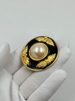 Накладка на пуговицу с чёрной эмалью и «жемчугом»