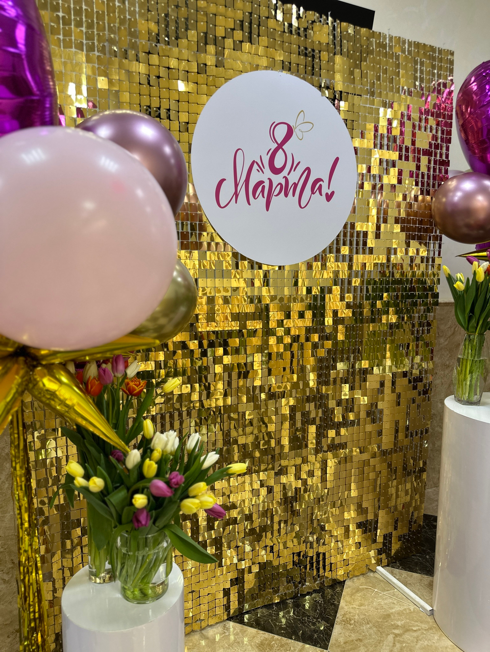 Фотозона на 8 марта, пайетка Solaair золото/фуксия