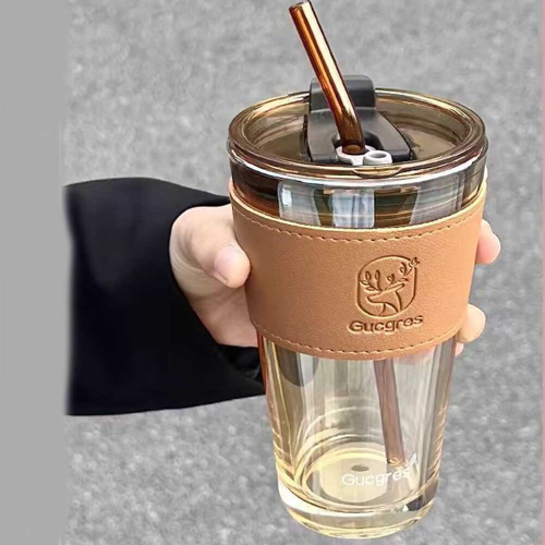 Стакан с трубочкой