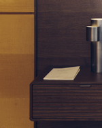 Кровать Norlen с 2 прикроватными тумбочками из орехового шпона с темной отделкой LED 160 x 200 см