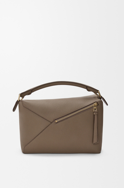 Loewe Сумка среднего размера Puzzle Edge из мягкой зернистой телячьей кожи, серо-коричневый