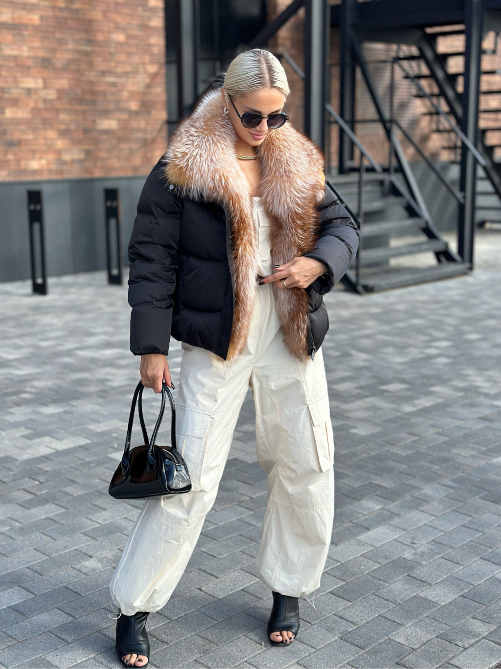 Пуховик зимний черный с мехом лисы «огневки» 60см