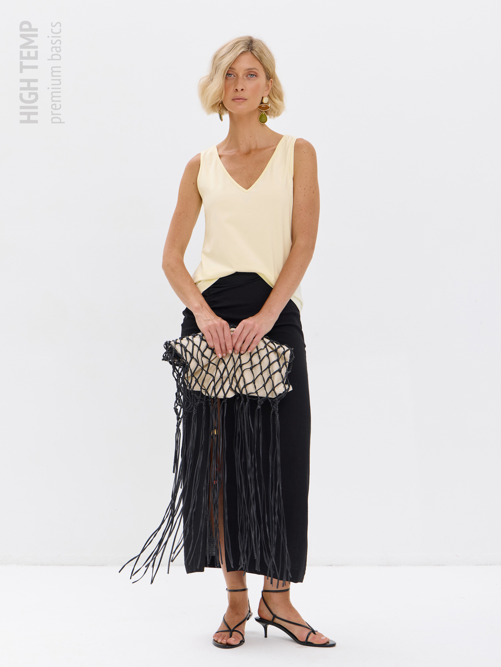 Базовый трикотажный топ с V-вырезом под пиджак