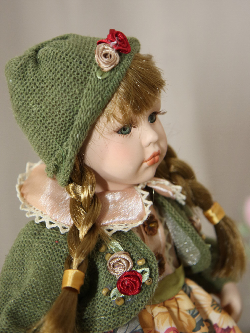 Кукла фарфоровая 12' на подставке