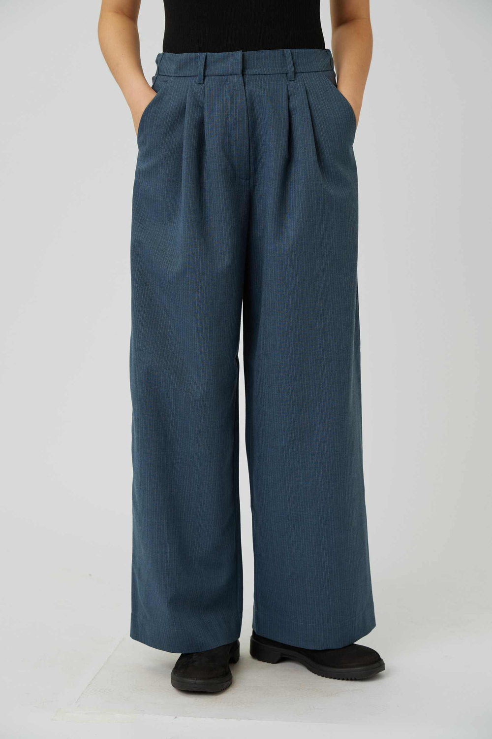 Брюки со складками из синей шерсти в полоску