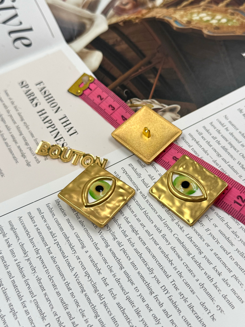 Пуговицы Скиап. золотистые квадратные с объемным желто-зеленым глазом