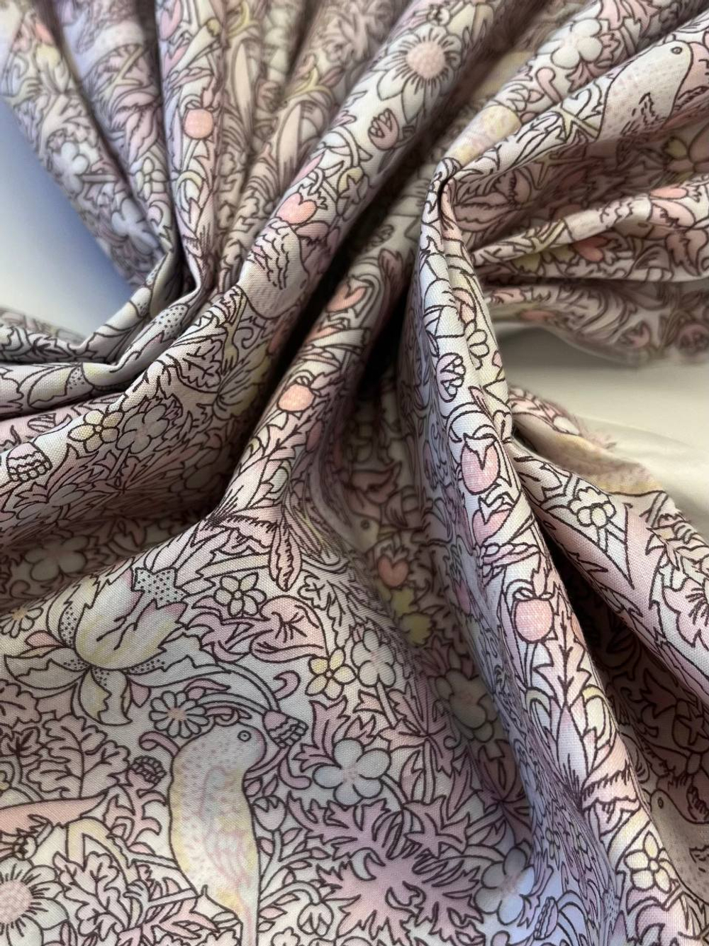 Хлопок Liberty белый с птицами и ягодами Tana Lawn™ Cotton - Classic Collection