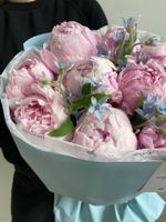 Букет 13шт пионов с незабудками в оформлении