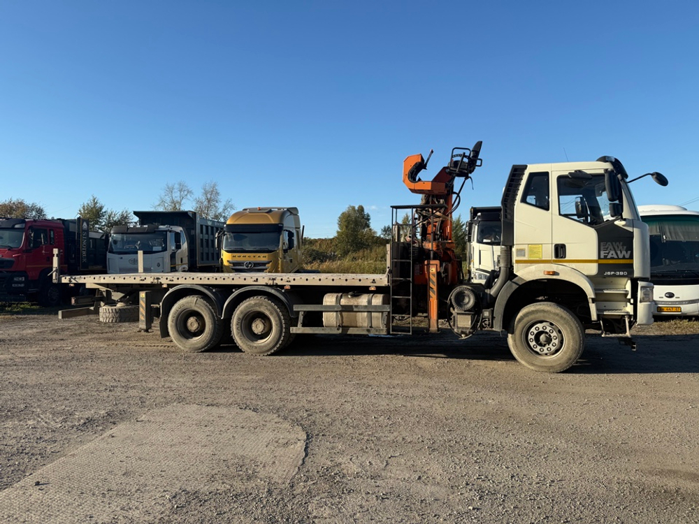 Айсин W0* на шасси FAW CA 3250 6x4 Бортовой с КМУ W0K00 (Дизельный, 8,6 л, 375 л.с., МТ)