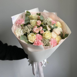 Авторский букет с кустовыми пионовидными розами, гвоздикой, озатамнусом и белыми розами. Букет 1034.